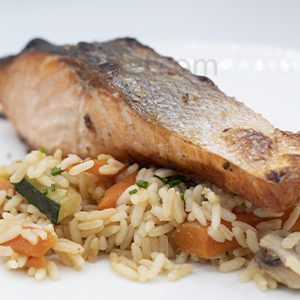 SALMON A BRASA CON ARROZ E VERDURIÑAS